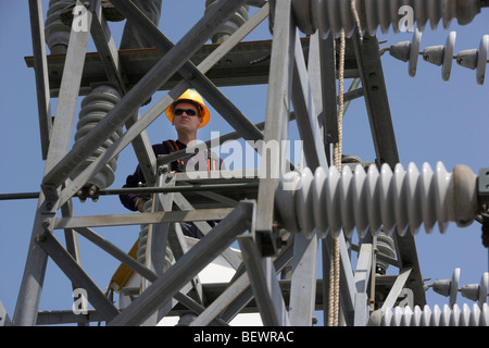 Utilità di aggiornamento dei lavoratori della sottostazione elettrica Foto Stock