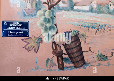 Vino vendemmia Murale pittura esterna cantina Alsazia parete con uve e vendemmia con targa nome via Kaysersberg Alsace France Foto Stock