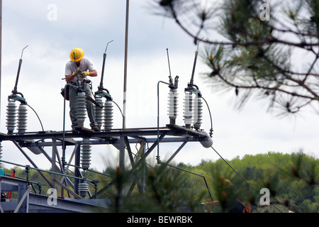 Utilità di aggiornamento dei lavoratori della sottostazione elettrica Foto Stock