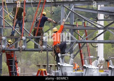 Utilità di aggiornamento dei lavoratori della sottostazione elettrica Foto Stock