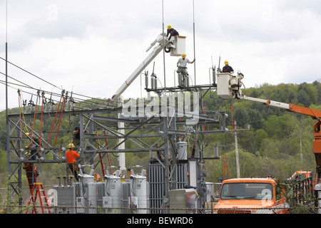 Utilità di aggiornamento dei lavoratori della sottostazione elettrica Foto Stock