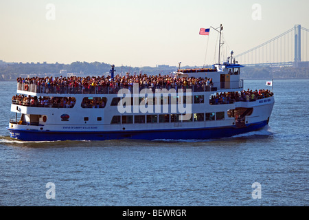 Barche sovraffollate in New York Foto Stock