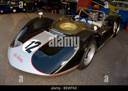 1965 McLaren-Chevrolet M1A nel paddock al Goodwood incontro, Sussex, Regno Unito. Foto Stock