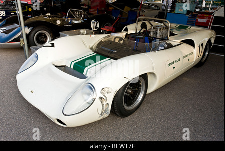 1965 Lola-Chevrolet T70 Spyder nel paddock al Goodwood incontro, Sussex, Regno Unito. Foto Stock