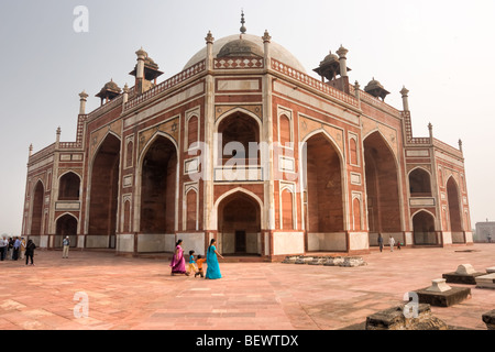 Persone alla tomba di Humayun, New Delhi, India Foto Stock