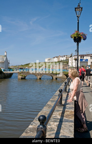 Il relax accanto al fiume Neet a Bude in North Cornwall Foto Stock