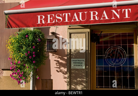 Floreale tipica esterno colorato di un'Alsazia ristorante che offre Choucroute Alsacienne una specialità locale Kaysersberg Francia Foto Stock