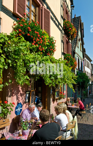 Riquewihr Alsace visitatori turisti gustando pranzo al fresco e drink sulla terrazza presso l'Hotel au Dolder Riquewihr Alsace Fr Foto Stock