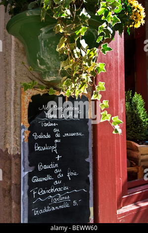 Alsazia francese BLACKBOARD SCHEDA MENU rustico tipico economico prezzo fisso 'menu del giorno' sulla lavagna fuori del ristorante a Colmar Alsace Francia Foto Stock