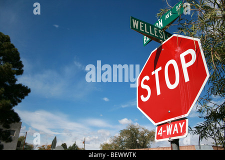 A 4 vie a quattro vie segno di arresto nella zona di intersezione, quartiere residenziale di Albuquerque, Nuovo Messico Foto Stock