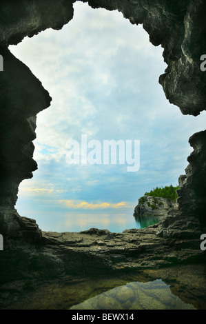 Vista del lago di prima mattina dalla grotta Foto Stock