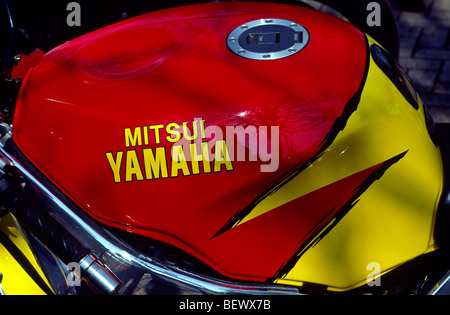 Serbatoio del carburante di un Mitsui sponsorizzato Yamaha ZF moto da strada Foto Stock