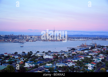 La mattina presto, guardando attraverso il porto Waitemata di centrale del centro cittadino di Auckland, Isola del nord, Nuova Zelanda Foto Stock
