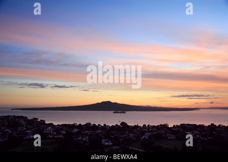 Sunrise over Rangitoto Island da Devonport, Auckland, Isola del nord, Nuova Zelanda Foto Stock