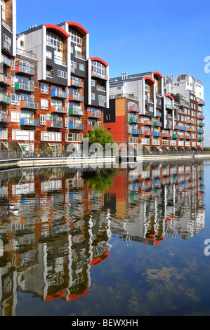 Greenwich Millennium Village parte della rigenerazione di vecchi impianti di gas sito brownfield in riva al mare villaggio alloggio proprietà Greenwich Peninsula Londra UK Foto Stock