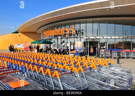 Sainsburys supermarket, business shop, carrello, parcheggio e ingresso al negozio con caffetteria Starbucks, Greenwich London, Inghilterra, Regno Unito Foto Stock