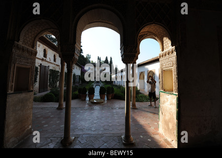 Vista dal padiglione del Nord attraverso l'acqua giardino del Generalife, l'Alhambra di Granada, Andalusia, Spagna Foto Stock