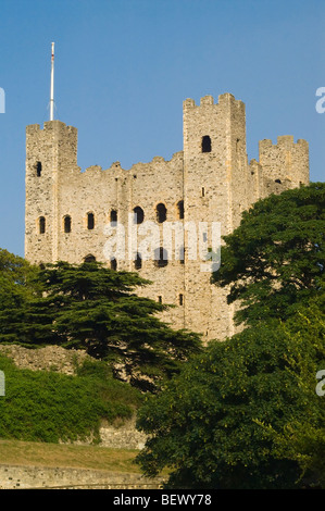 Rochester Castle con alberi verdi contro un cielo blu chiaro Foto Stock