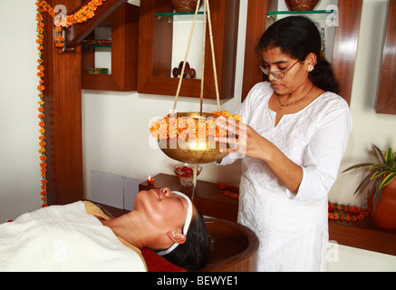 Un trattamento ayurvedico in India Foto Stock