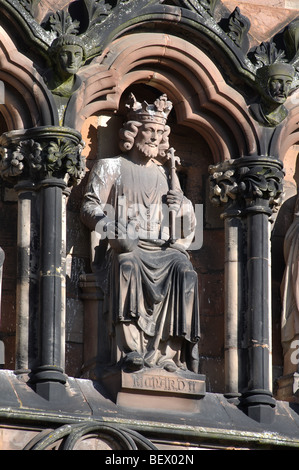 Re Richard II statua sul fronte ovest di Lichfield Cathedral, Staffordshire, England, Regno Unito Foto Stock
