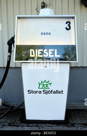 Vecchio distributore di benzina nella Stora Sjofallet Parco nazionale - nella parte settentrionale della Svezia. Foto Stock