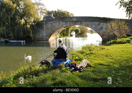 Il pescatore da Halfpenny Bridge, Lechlade, Gloucestershire, England, Regno Unito Foto Stock