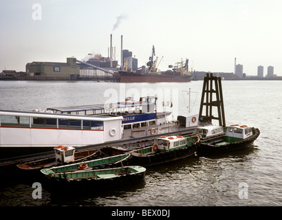 Regno Unito, Inghilterra, Londra Greenwich, barche ormeggiate sul Fiume Tamigi di fronte a Tate and Lyle raffineria di zucchero di canna Foto Stock