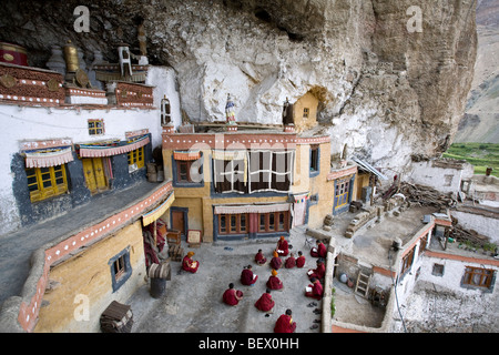 Il debuttante monaci studiando i testi sacri. Monastero di Phuktal. Zanskar. India Foto Stock