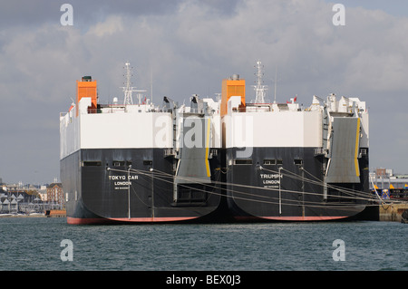 Le navi di cui fino Porto di Southampton Regno Unito vettori auto Auto di Tokyo e il trionfo al fianco durante la recessione Foto Stock