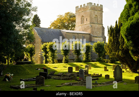 Inglese tipica chiesa normanna di Sant Andrea in Ogbourne St George un paese nel Wiltshire, Inghilterra, Regno Unito Foto Stock