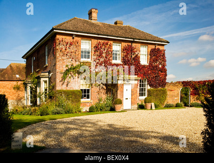 Tipico English Country Manor House di Ogbourne St.Andrew un villaggio nel Wiltshire, Inghilterra, Regno Unito Foto Stock