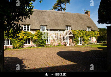 Inglese tipica pietra con il tetto di paglia country village cottage in Ogbourne St George nel Wiltshire, Inghilterra, Regno Unito Foto Stock