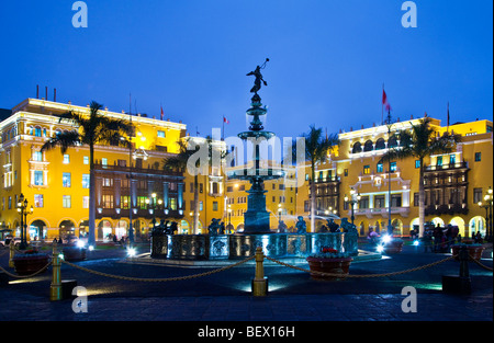 Fontana di bronzo, Municipio e Union Club in Plaza Mayor, precedentemente noto come Plaza de Armas, nel centro cittadino di Lima, capitale del Perù Foto Stock