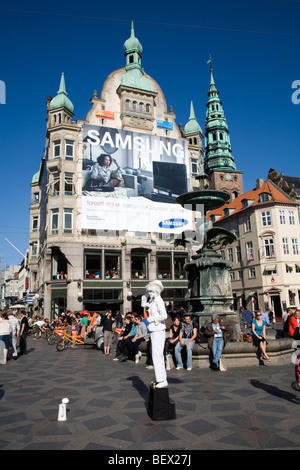 Hojbro Plads su Stroget street e la guglia di Nikolaj Kirke Foto Stock