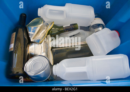 Studio primo piano autorità locale scatola in plastica riempita di lattine di vetro e bottiglie di plastica per il latte per il riciclaggio preso alla punta locale smistato e riciclato Foto Stock