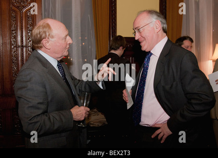 Neil Kinnock e Michael Howard parla insieme ad una funzione nella Camera dei Comuni di Londra nel marzo 2009. Foto Stock