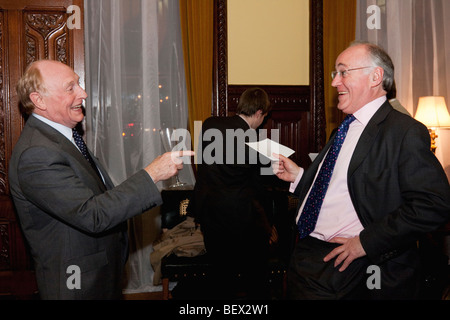 Neil Kinnock e Michael Howard parla insieme ad una funzione nella Camera dei Comuni di Londra nel marzo 2009. Foto Stock