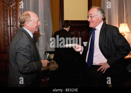 Neil Kinnock e Michael Howard parla insieme ad una funzione nella Camera dei Comuni di Londra nel marzo 2009. Foto Stock