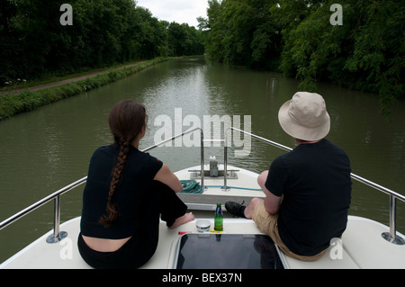 Passeggeri rilassatevi sulla andando in barca lungo il canale laterale a la Loire, Cher, Francia Foto Stock