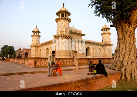 La vita intorno a Agra e il Taj Mahal, Uttar Pradesh, India. Foto Stock