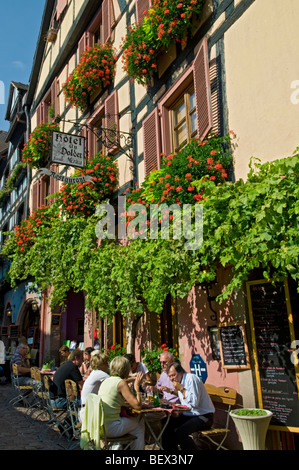 Riquewihr Alsazia visitatori turisti godere al fresco pranzo e drink sulla terrazza presso l'Hotel au Dolder Riquewihr Alsace France Foto Stock