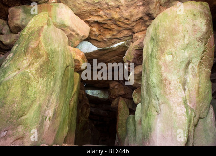 L'interno del West Kennet Long Barrow, Inghilterra Foto Stock