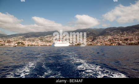 Una nave da crociera arriva a Funchal, Madeira Foto Stock