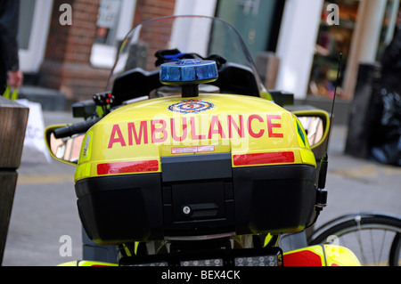 Segno di ambulanza stampato sul retro del motore bici Londra Inghilterra REGNO UNITO Foto Stock