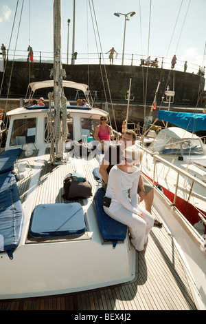 I turisti a bordo di una barca a vela pronto fro un whale watching trip, marina di Funchal, Madeira Foto Stock