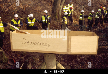 La bara di democrazia, guardie di sicurezza, Newbury Bypass protesta, Berkshire, Inghilterra, Regno Unito, GB. Foto Stock