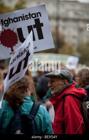 Titolare di pensione o di rendita tiene fuori dell'Afghanistan cartellone. Foto Stock