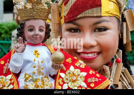 Un Sinulog street dancer tenendo l immagine del Sto. Nino. Foto Stock