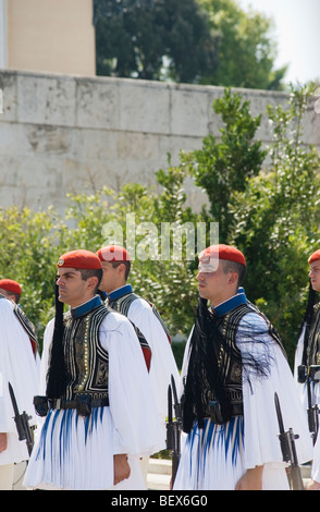 Evzones marzo nella tradizionale cambio della guardia a Atene, Grecia Foto Stock