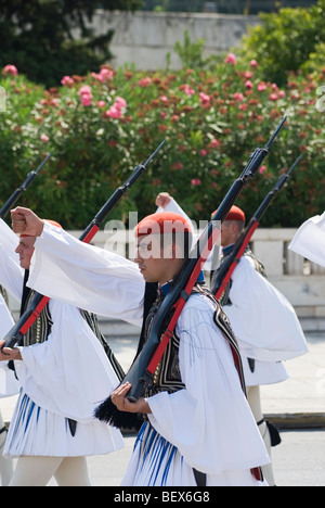 Evzones marzo nella tradizionale cambio della guardia a Atene, Grecia Foto Stock